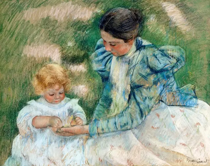 Matka bawi się z małym dzieckiem na trawie, obraz Mary Cassatt